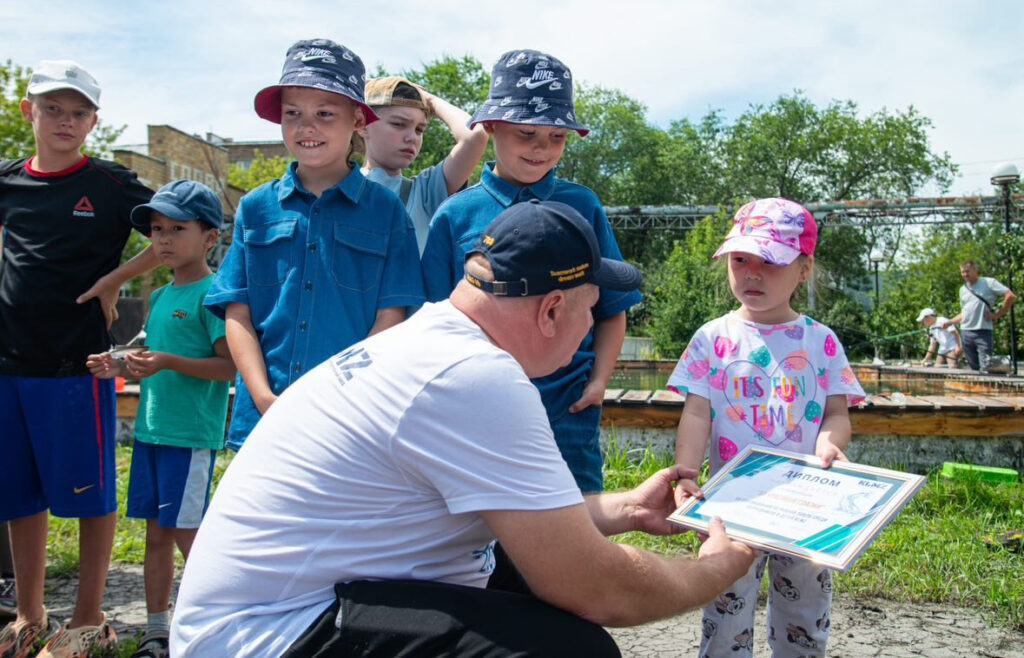 На выходных на территории KLMZ состоялось ежегодное соревнование по рыбной ловле 🎣 среди детей наших сотрудников. Это событие стало не только увлекательным соревнованием, но и отличной возможностью для юных участников завести новых друзей 🤝 👧 👦 и насладиться активным отдыхом на свежем воздухе 🌞